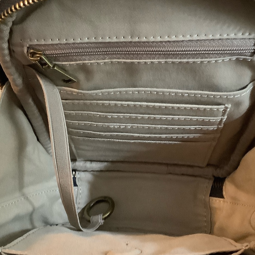 Chic Black Crossbody Bag with Patterned Strap - Picture 3 of 7